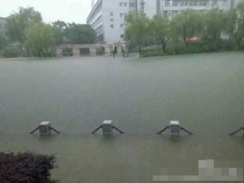 图为暴雨中的南京。5