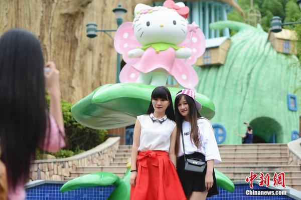 7月1日，中国首家HELLOKITTY主题公园正式开园，不少市民前来游玩。 中新社发 李晨韵 摄1