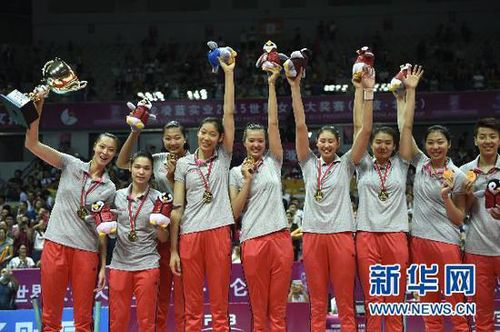 7月5日，中国队队员在领奖台上。当日，2015世界女排大奖赛北仑站比赛落下帷幕，中国队以3比1战胜俄罗斯队，以三战全胜的成绩夺得2015世界女排大奖赛北仑站冠军。新华社记者鞠焕宗摄
