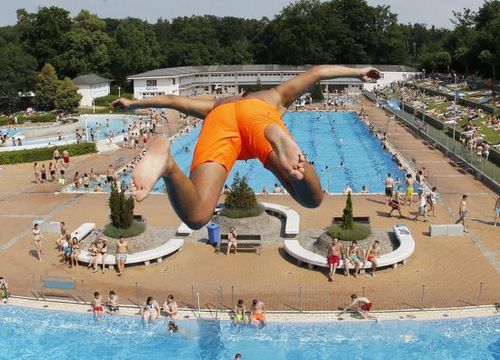 　2015年7月3日，在德国法兰克福，一个小男孩从7.5米的平台跳入一个户外游泳池。