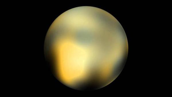 作为对比，这是哈勃空间望远镜拍摄的冥王星图像。长久以来，因为太远太小，冥王星在人们的印象中就是一个不起眼的光点，即便强大如哈勃空间望远镜也只能看到模糊的画面，却无法辨认出任何细节