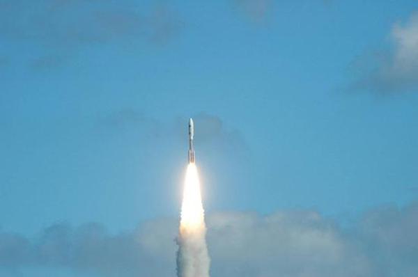 北京时间2006年1月20日，新视野号探测器从美国卡纳维拉尔角发射升空，踏上近10年，超过50亿公里飞往冥王星的漫漫征途