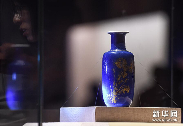 7月14日，观众在欣赏故宫博物院藏的“洒蓝釉描金小棒槌瓶”。