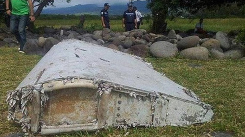 印度洋留尼旺岛的法国空军基地成员7月29日表示，当地时间7月29日，在该岛海岸线上发现飞机残骸。目前调查人员正检查该残骸是否与2014年失踪的MH370航班有关
