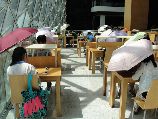 2015年8月2日，深圳图书馆，“太阳晒进来很热的，我们都要撑着伞读书。”