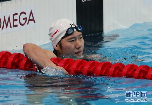 8月3日，中国选手叶诗文在比赛后看成绩。当日，在俄罗斯喀山进行的第16届游泳世锦赛女子200米混合泳决赛中，中国选手叶诗文以2分14秒01的成绩获得第八名。新华社记者孟永民摄
