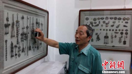 哈尔滨民间收藏家展示百年前满族妇女银饰