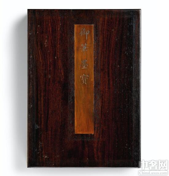 清乾隆时期的缂丝御笔墨宝咏西湖景诗册（824万港元）