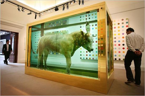 参观者在达明·赫斯特的《金色牛犊》前。图片：courtesy of Peter Macdiarmid/Getty Images.