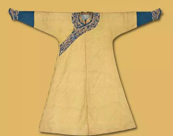 清皇太极御用黄色团龙纹常服袍