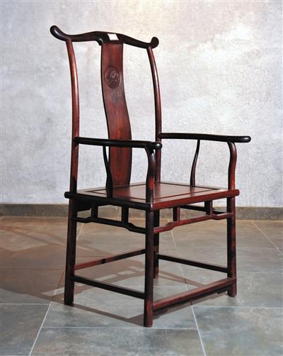 椅子的显眼位置常使用纹理清晰的美材