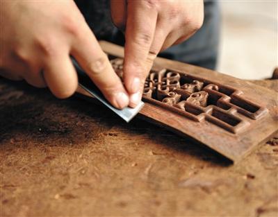 “三分雕工，七分磨工”，家具的线、面需要通过打磨来最终定型，而雕刻的神韵更是要靠打磨来体现。