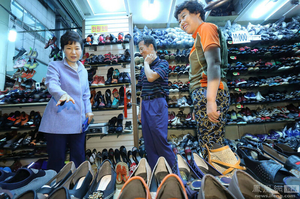 朴槿惠在路边买鞋3
