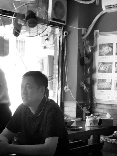一家装了网络摄像头、在进行直播的饭店，摄像头被装在角落处 摄 记者 徐琨尧