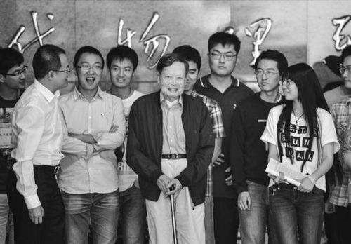 杨振宁与中国科大的同学合影。