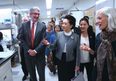 当地时间9月23日，国家主席习近平夫人彭丽媛在西雅图参观专门从事癌症及致命传染病研究的福瑞德·哈金森研究中心。新华社发