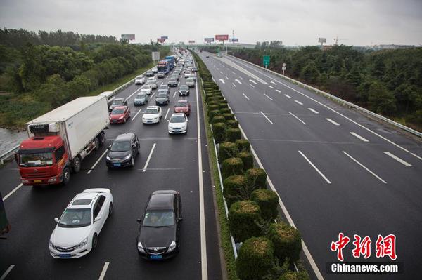10月1日，江苏南通，车辆在沈海高速苏通大桥南通段缓行。朱吉鹏 摄 图片来源：CFP视觉中国