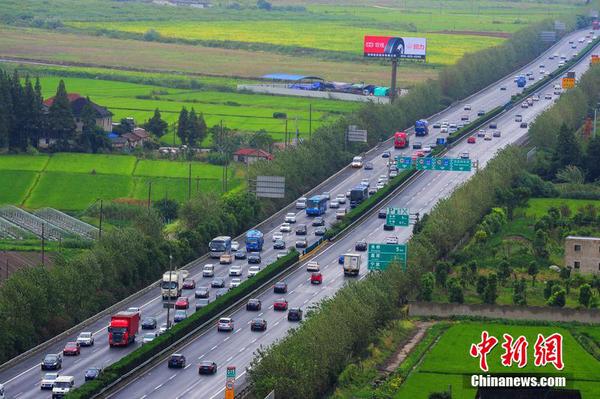 10月1日，江苏苏州，国庆长假高速公路免费通行第一天，进出上海的车辆从沿江高速上海嘉定段经过。计海新 摄 图片来源：CFP视觉中国