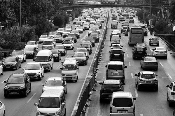 陕西高速公路恢复正常收费 市民戏称昨可看“车展”