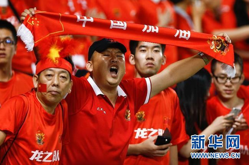 10月8日，中国队失利后看台上的中国球迷为球队呐喊。当日，在2018俄罗斯世界杯预选赛亚洲区40强赛C组比赛中，中国队客场以0比1不敌卡塔尔队。 新华社记者崔新钰摄