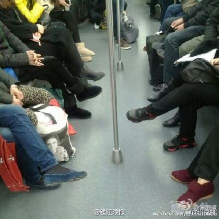 杭州地铁拒绝二郎腿引争议 盘点多国地铁禁忌
