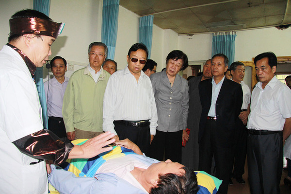 在广西三江县中医院侗医科，考察组向该科主任吴兴远了解侗医传统疗法。