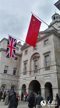 伦敦准备迎接习主席 街头中国国旗招展5