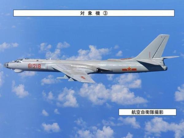 资料图：中国轰6H轰炸机飞越宫古海峡被日机跟拍