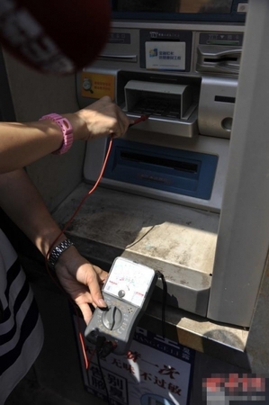 ATM机漏电女孩取钱指甲盖被击断 盘点ATM机那些奇葩事儿/组图
