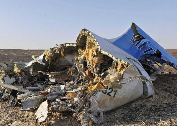 图为当俄客机残骸散落在西奈半岛的沙漠之中，机体四分五裂。
