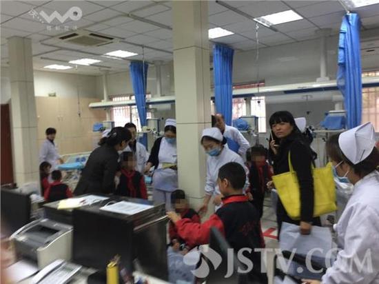 南京小学秋游发生电梯踩踏 16名学生受伤