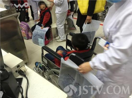 南京小学秋游发生电梯踩踏 16名学生受伤