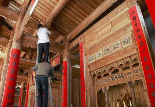 图说：为了迎接章公祖师回归，村民自发组织对普照堂进行修缮。