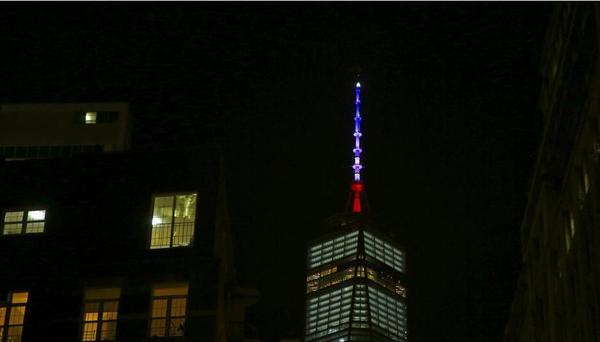 各地知名建筑点亮蓝白红三色彩灯 以支持法国3