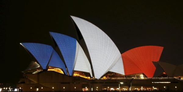 各地知名建筑点亮蓝白红三色彩灯 以支持法国8