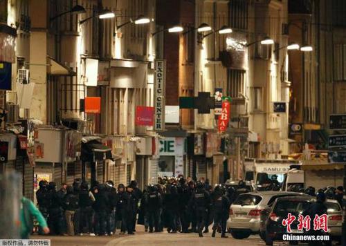 法国警方18日凌晨对藏身在巴黎北部郊区圣丹尼城地区的一栋公寓里的嫌疑人发起了反恐行动，有消息表明该嫌疑人参与了巴黎恐怖袭击案。
