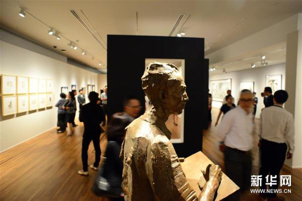 11月25日，参观者在新加坡国家美术馆参观吴冠中画展。