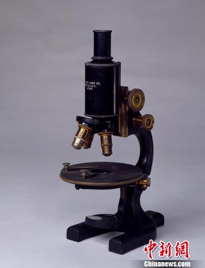 图为清代宫廷所藏显微镜。