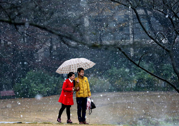 杭州难得见到下雪，游客开心不已。