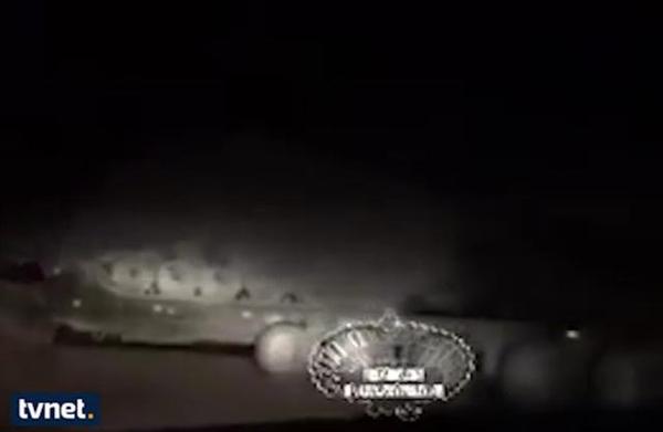 土耳其媒体的视频截图，装载有履带装甲车的大型平板车连夜在公路上行驶