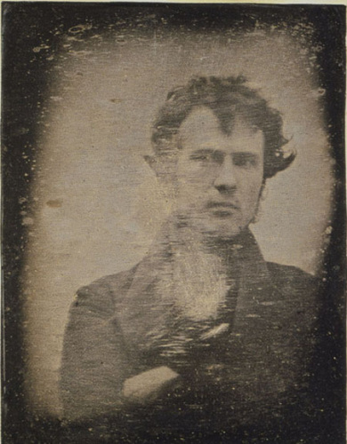 资料图：被认为是人类史上的第一张自拍照摄于1839年，拍摄者是美国摄影师罗伯特·科尼利厄斯（Robert Cornelius）。图片来源：国际在线