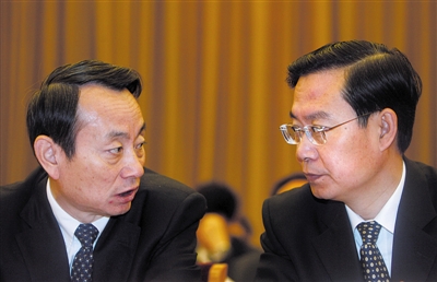 2007年，时任中石油集团总经理的蒋洁敏（左）与中石化集团总经理苏树林（右）一起出席会议，如今，两位曾经的石油企业的“一把手”均已落马。 图/CFP