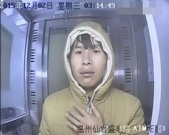 温州男子拿铁锤狂砸ATM机 大秀内心戏