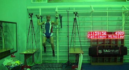 俄罗斯克拉斯诺亚尔斯克的一名54岁的运动员12小时内做了4989次引体向上。（视频截图）