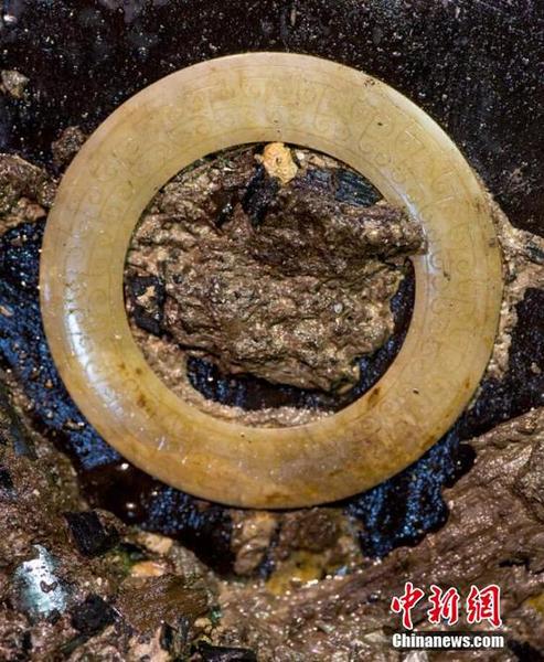 12月7日，考古工作者在南昌西汉大墓主椁室南侧清理出一件精美的玉环。 郭晶 摄