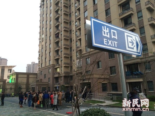 沪一高层民宅爆炸致2人死亡 居民：气浪炸翻电梯门
