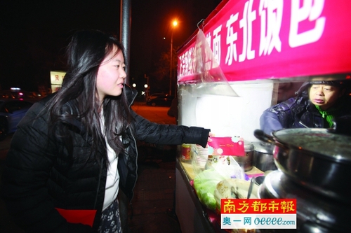 　12月13日。凌晨6点，北京街头。顾异乘坐超级跑车巡街，见到路边有仍在寒风中摆摊的小贩，她给大家送去了红包。
