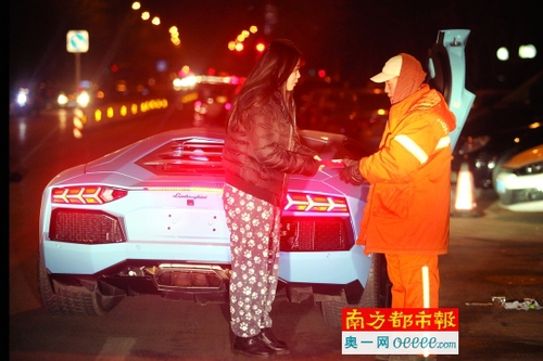 12月12日。凌晨5点，北京街头。顾异叫了一辆超级跑车，然后把剩下的钱包成红包，逐一分发给在街头清扫马路的环卫工人。