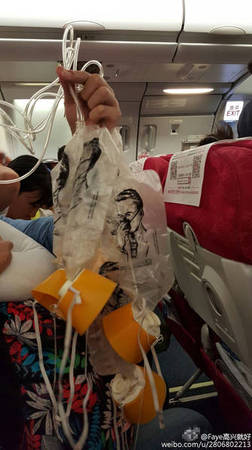 　十分钟后暂时安全,飞机一片狼籍,舱内释压释氧都是怪怪的味道,索性先迫降马来西亚机场。图为迫降航班内部画面。