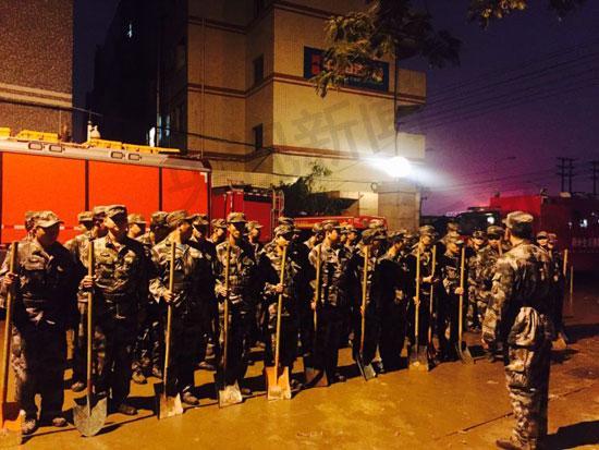 深圳宝安区武装部600余名队员投入深圳山体滑坡救援